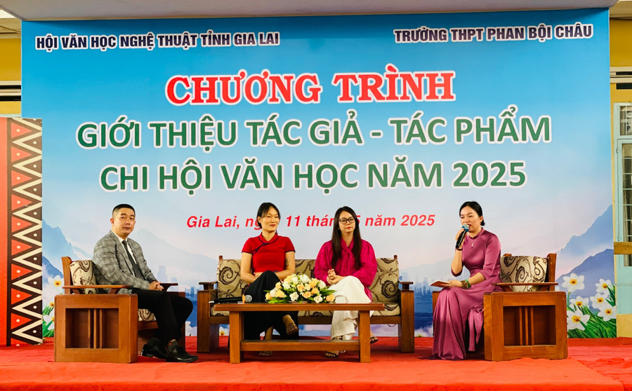 Từ phải sang: Các tác giả Đào An Duyên, Lê Vi Thủy và Lê Thị Kim Sơn giao lưu cùng khán giả tại chương trình. Ảnh: Lam Nguyên 13161f3a6c8eded0879f.jpg