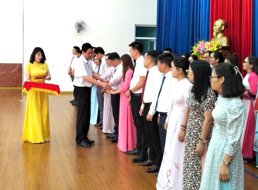 Phó Trưởng ban Thường trực Ban Tổ chức Tỉnh ủy Nguyễn Hữu Tuyến trao bằng tốt nghiệp cho học viên. Ảnh: Phước Nguyễn e6ff10d20664b43aed75.jpg