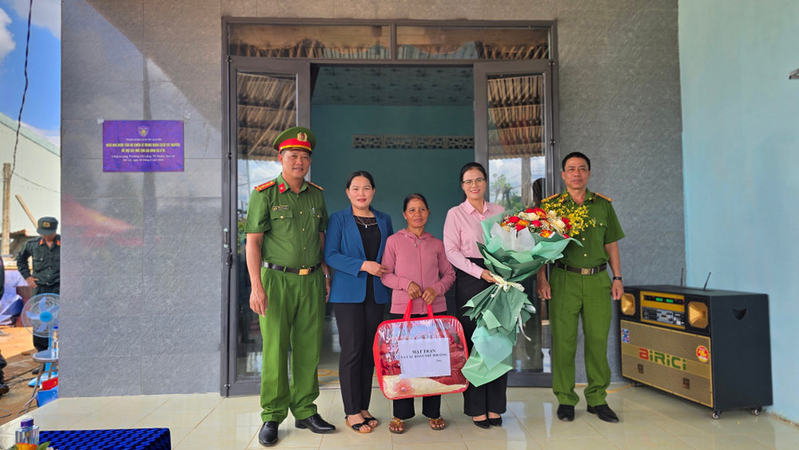 Lãnh đạo Trung đoàn Cảnh sát cơ động Tây Nguyên cùng các đại biểu bàn giao nhà ở cho hộ bà H’Ya. Ảnh: Bá Bính anh.jpg