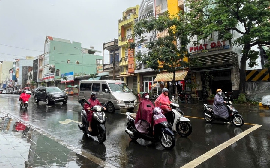 Trong thời tiết có mưa, người và phương tiện tham gia giao thông cần chú ý an toàn, đề phòng nguy hiểm. Ảnh: P.V z6649974331777-a03f9b299ad625b6433e8ec652c258d4-4403.jpg