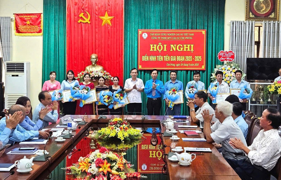 អ្នកដឹកនាំក្រុមហ៊ុនផ្តល់រង្វាន់ដល់បុគ្គលដែលមានស្នាដៃឆ្នើម។ រូបថត៖ Ha Duc Thanh lanh-dao-cong-ty-trao-bang-khen-cua-tap-doan-cong-nghiep-cao-su-cho-cac-tap-the-xuat-sac.jpg