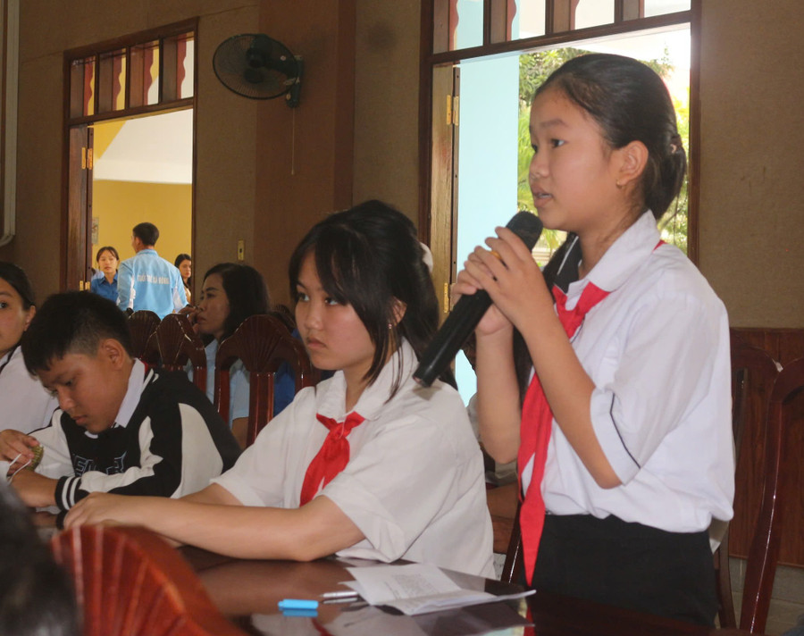 Các em thiếu nhi đặt câu hỏi cho các đại biểu HĐND huyện. Ảnh: Hà Duyệt 5.jpg