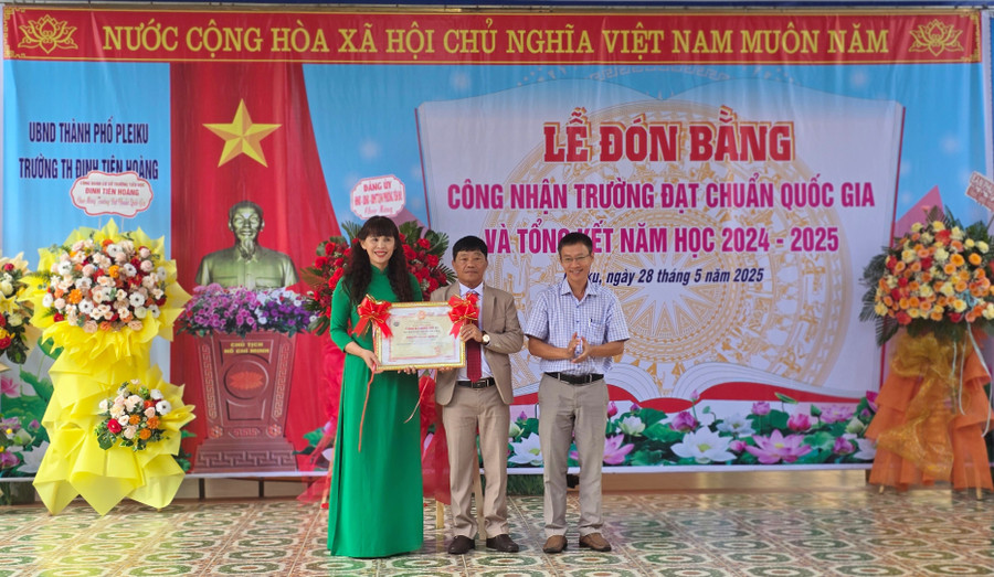 Đại diện lãnh đạo Phòng Giáo dục và Đào tạo TP. Pleiku trao bằng công nhận đạt chuẩn quốc gia mức độ 1 cho Trường Tiểu học Đinh Tiên Hoàng. Ảnh: Bá Bính anh-1.jpg