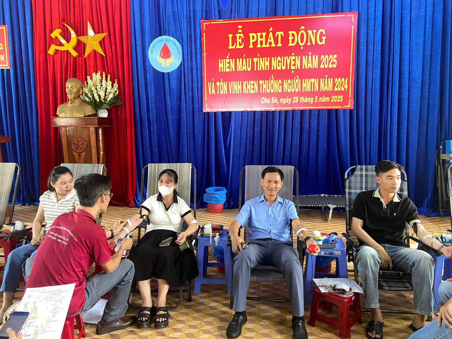 Đông đảo người dân huyện Chư Sê tham gia hiến máu. Ảnh: Hồng Ngọc dong-dao-can-bo-nguoi-dan-huyen-chu-se-tham-gia-hmtn-dot-12025.jpg