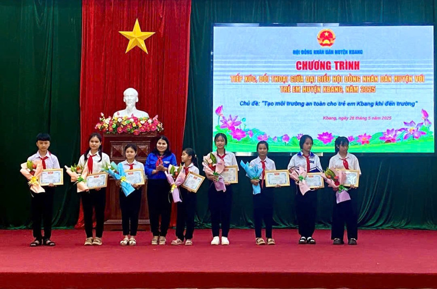 8 thiếu nhi tiêu biểu “Người tốt, việc tốt” năm 2025 được Huyện Đoàn Kbang tặng giấy khen. Ảnh: Hà Duyệt 2.jpg