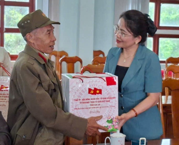 Đồng chí Nguyễn Thị Phong Vũ thăm, tặng quà các gia đình chính sách, người có công tại xã Ia Grai. Ảnh: Thúy Diện dong-chi-nguyen-thi-phong-vu-tham-tang-qua-cac-gia-dinh-chinh-sach-nguoi-co-cong-tieu-bieu-tai-xa-ia-grai.jpg