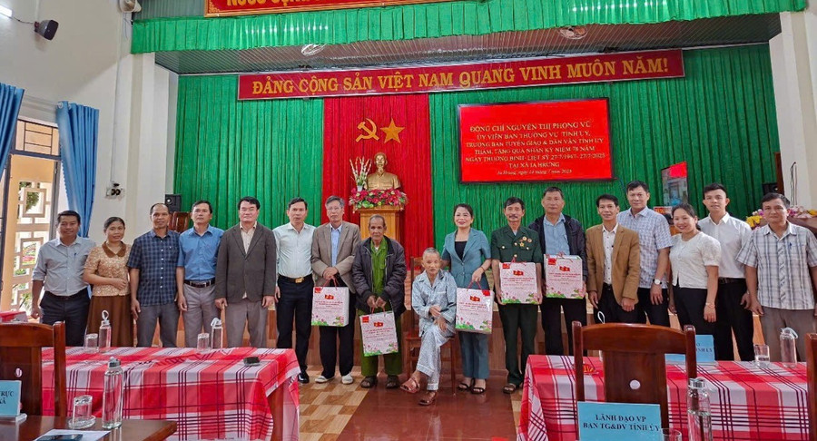 Đồng chí Nguyễn Thị Phong Vũ thăm, tặng quà các gia đình chính sách, người có công tại xã Ia Hrung. Ảnh: Thúy Diện dong-chi-nguyen-thi-phong-vu-mac-vest-xanh-tham-tang-qua-cac-gia-dinh-chinh-sach-nguoi-co-cong-tieu-bieu-tai-xa-ia-hrung.jpg