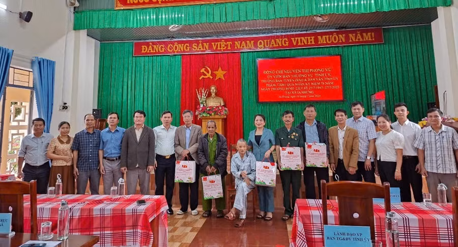 dong-chi-nguyen-thi-phong-vu-mac-vest-xanh-tham-tang-qua-cac-gia-dinh-chinh-sach-nguoi-co-cong-tieu-bieu-tai-xa-ia-hrung.jpg