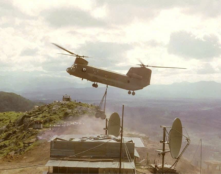 Trực thăng tiếp nước sinh hoạt cho lính Mỹ ở chốt Hòn Cong năm 1966. Ảnh nguồn internet z6835725325560-146cbab5f21b1cce79f3f93ccbb8601c.jpg