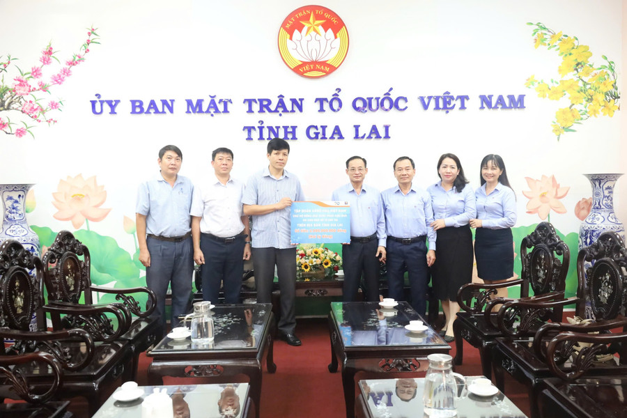 ong-dinh-ngoc-hai-pho-chu-tich-uy-ban-mttq-viet-nam-tinh-vi-tri-thu-3-tu-ben-trai-sang-da-tiep-nhan-ung-ho-cua-tap-doan-xang-dau-viet-nam-anh-najpg1jpg2.jpg