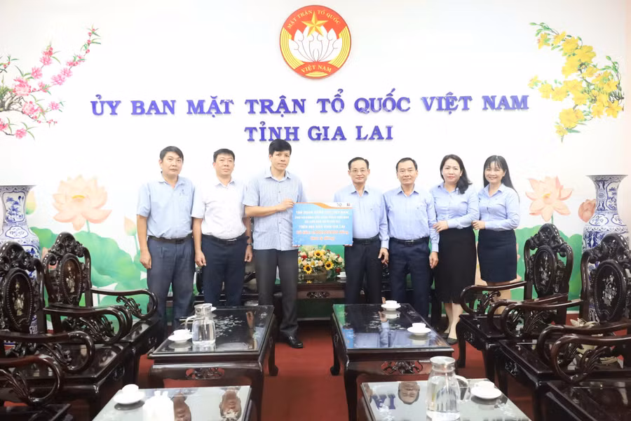 ong-dinh-ngoc-hai-pho-chu-tich-uy-ban-mttq-viet-nam-tinh-vi-tri-thu-3-tu-ben-trai-sang-da-tiep-nhan-ung-ho-cua-tap-doan-xang-dau-viet-nam-anh-najpg1jpg2.jpg