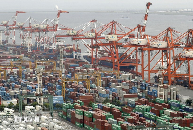 Quang cảnh cảng hàng hóa tại Tokyo, Nhật Bản. Nguồn: Kyodo/TTXVN hang-hoa-2-resize.jpg