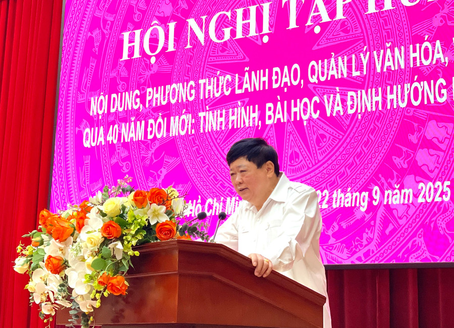 PGS-TS. Nguyễn Thế Kỷ báo cáo chuyên đề “Văn học, nghệ thuật Việt Nam sau 40 năm đổi mới và định hướng phát triển trong kỷ nguyên mới”. Ảnh: Lam Nguyên 3d2576efe68e6cd0359f.jpg