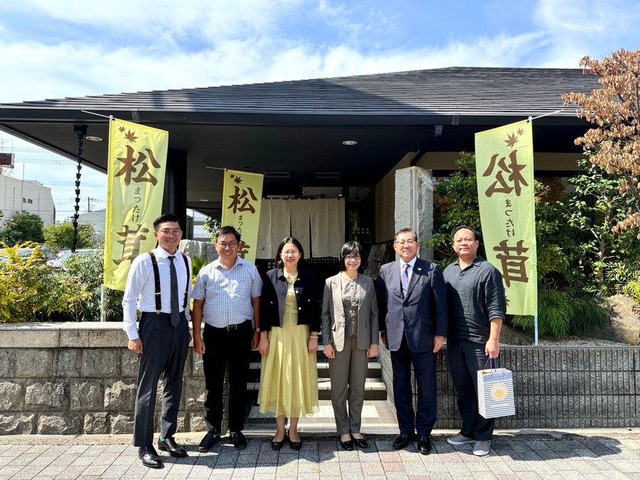 Phó Chủ tịch UBND tỉnh Gia Lai Nguyễn Thị Thanh Lịch (thứ 3 từ phải sang) chụp ảnh lưu niệm cùng ông Hitoshi Kato (thứ 2 từ phải sang), Chủ tịch Hội Hữu nghị Nhật-Việt tại Osaka. Ảnh: ĐVCC anh-6-152410.jpg