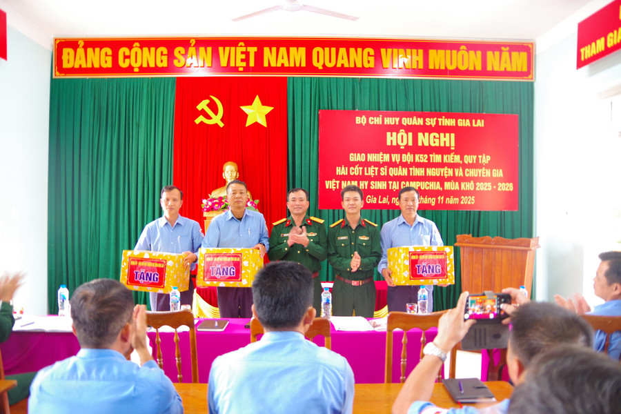 dai-ta-nguyen-the-vinh-uy-vien-ban-thuong-vu-tinh-uy-chi-huy-truong-bo-chqs-tinh-tang-qua-dong-vien-can-bo-chien-si-doi-k52-anh-hb.jpg
