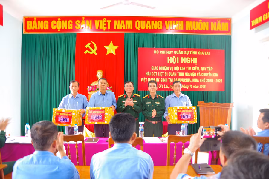 dai-ta-nguyen-the-vinh-uy-vien-ban-thuong-vu-tinh-uy-chi-huy-truong-bo-chqs-tinh-tang-qua-dong-vien-can-bo-chien-si-doi-k52-anh-hb.jpg
