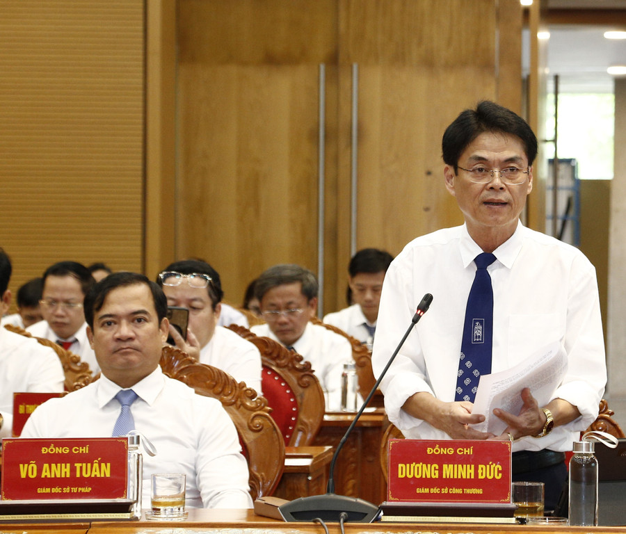 Giám đốc Sở Công thương Dương Minh Đức tham gia thảo luận đề cập những giải pháp để hoàn thành các mục tiêu, chỉ tiêu, nhiệm vụ được giao. Ảnh: Hồng Phúc 4-2.jpg