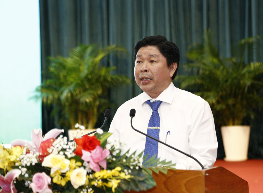 Chủ tịch UBND phường Quy Nhơn Nguyễn Đức Toàn thông tin về việc vận hành bộ máy và phương hướng thực hiện các nhiệm vụ phát triển KT-XH trong thời gian tới. Ảnh: Hồng Phúc 7.jpg