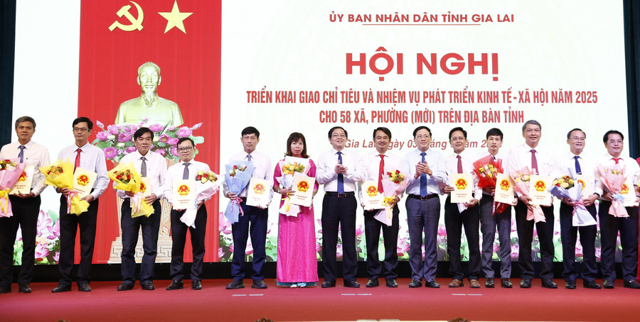 Bí thư Tỉnh ủy Hồ Quốc Dũng và Chủ tịch UBND tỉnh Phạm Anh Tuấn giao chỉ tiêu phát triển KT-XH cho các địa phương. Ảnh: Hồng Phúc 9.jpg