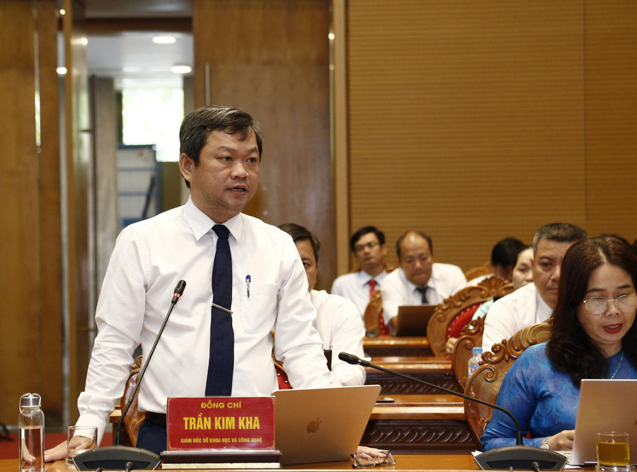 Giám đốc Sở KH&CN Trần Kim Kha thông tin về việc đảm bảo hạ tầng KH&CN để phục vụ hiệu quả các mục tiêu phát triển KT-XH. Ảnh: Hồng Phúc 6.jpg