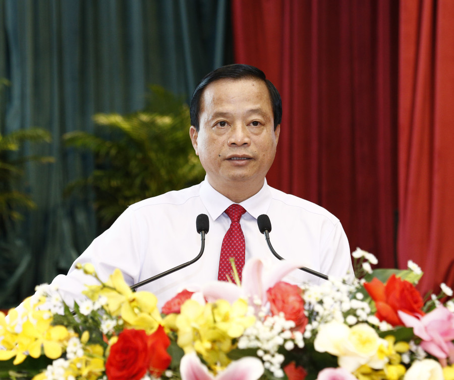 Phó Chủ tịch Thường trực UBND tỉnh Nguyễn Tuấn Thanh báo cáo kết quả thực hiện nhiệm vụ KT-XH 6 tháng đầu năm và phương hướng nhiệm vụ trọng tâm 6 tháng cuối năm 2025. Ảnh: Hồng Phúc 3.jpg