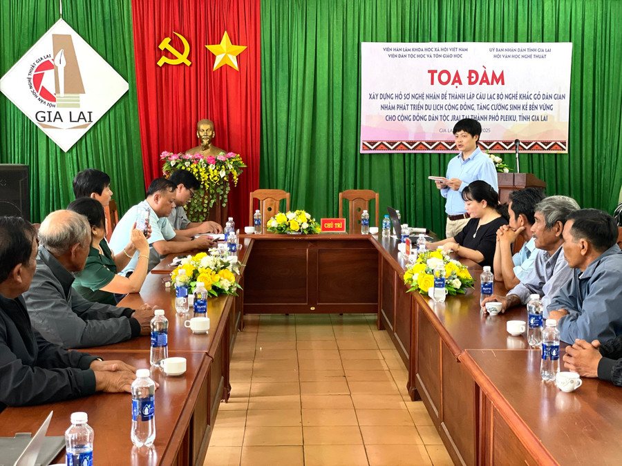 លោកគ្រូ ណង បាងង្វៀន បានពិភាក្សាអំពីគំនិតលើការកសាងទម្រង់សិប្បករ ដើម្បីបង្កើតក្លឹបចម្លាក់ឈើប្រជាប្រិយ។ រូបថត៖ Lam Nguyen 1360bb39e8005a5e0311-2.jpg