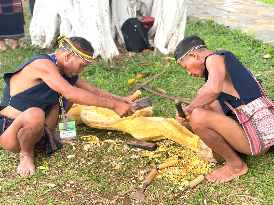 ចំនួនជាងចម្លាក់ដែលមានអាយុចាប់ពី 55 ឆ្នាំឡើងទៅមានចំនួនជាង 70% ដែលជាបញ្ហាប្រឈមដ៏ធំមួយក្នុងការថែរក្សា និងអភិរក្សសិប្បកម្មប្រពៃណី។ រូបថត៖ Lam Nguyen 37e1515d2e649c3ac575.jpg