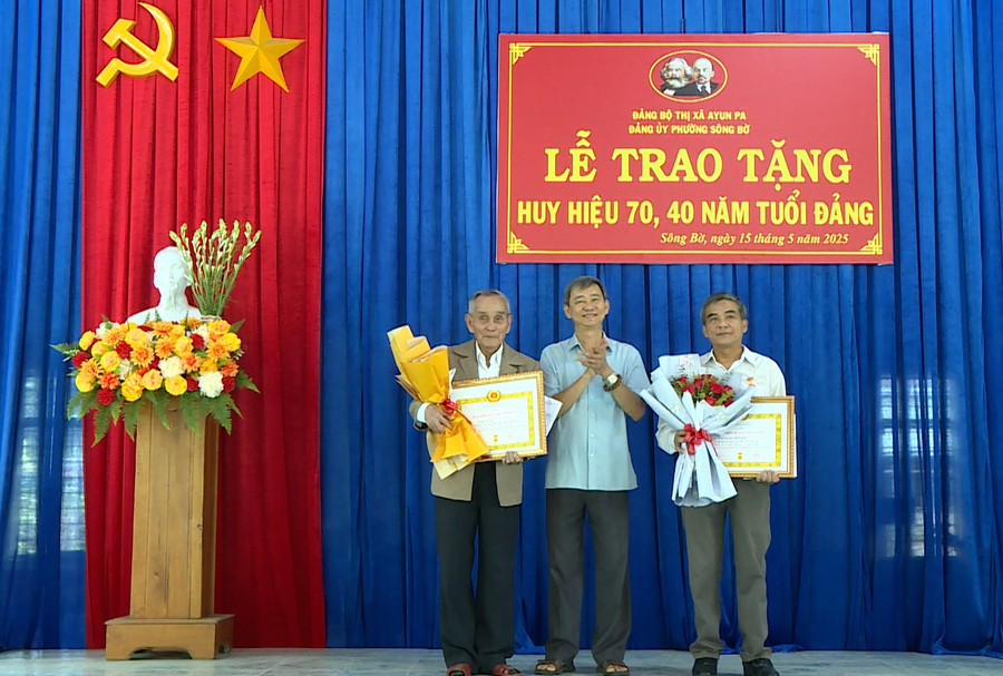 Bí thư Thị ủy Ayun Pa Trần Quốc Khánh trao huy hiệu Đảng cho các đảng viên thuộc Đảng ủy phường Sông Bờ. Ảnh: Nguyễn Sang bi-thu-thi-uy-ayun-pa-dong-chi-tran-quoc-khanh-trao-huy-hieu-dang-cho-cac-dang-vien-thuoc-dang-uy-phuong-song-bo.jpg