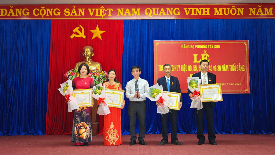 Phó Bí thư Thường trực Thành ủy Pleiku Võ Phúc Ánh trao Huy hiệu 30 năm tuổi Đảng cho các đảng viên thuộc Đảng bộ phường Tây Sơn. Ảnh: Bá Bính anh-3.jpg