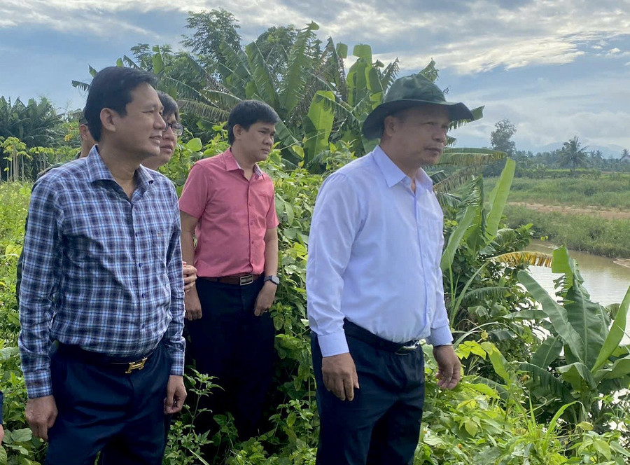 Phó Chủ tịch UBND tỉnh Dương Mah Tiệp (bìa phải) kiểm tra đê sông Kim Sơn (thôn Hà Đông, xã Ân Tường). Ảnh: Xuân Định pho-chu-tich-ubnd-tinh-gia-lai.jpg
