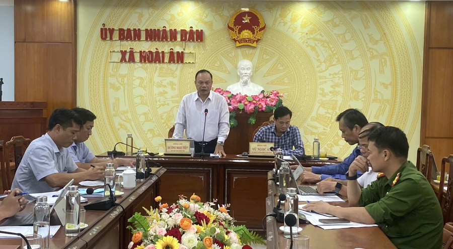 Đoàn công tác làm việc tại xã Hoài Ân. Ảnh: Xuân Định anh-2-pho-chu-tich-ubnd-tinh-duong-mah-tiep-ket-luan-buoi-lam-viec.jpg