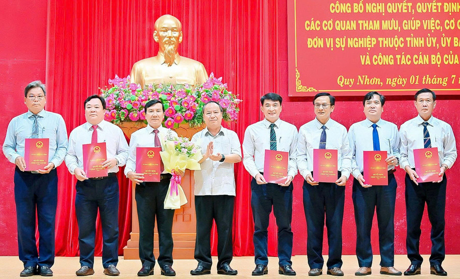 Đồng chí Châu Ngọc Tuấn - Phó Bí thư Tỉnh ủy, Trưởng Đoàn Đại biểu Quốc hội tỉnh, trao quyết định điều động, bổ nhiệm các đồng chí lãnh đạo Sở Giáo dục và Đào tạo. Ảnh: Đức Thụy 7.jpg