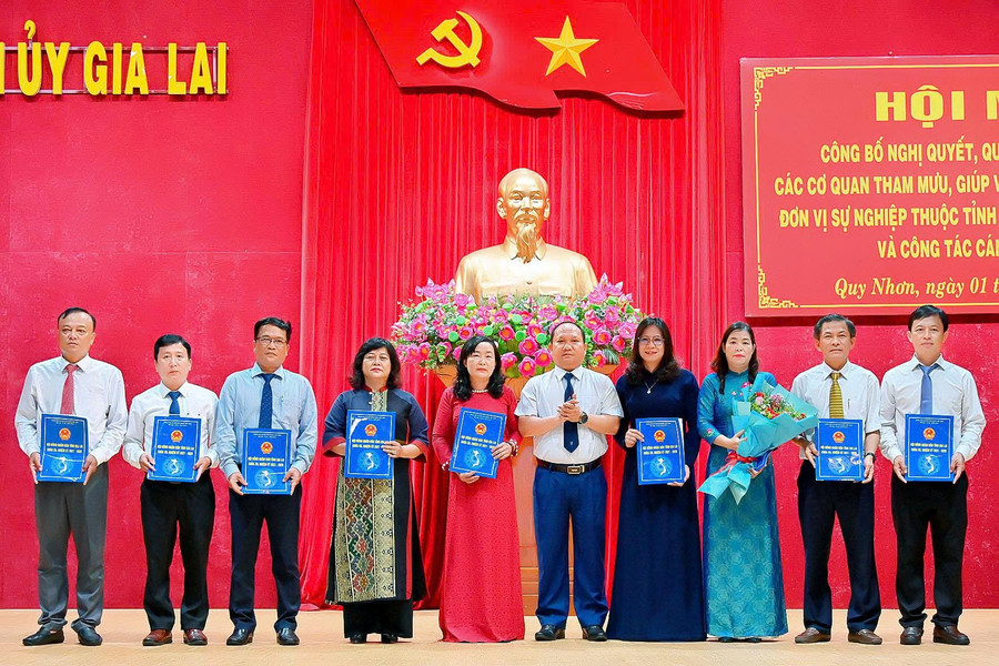 Đồng chí Rah Lan Chung - Phó Bí thư Thường trực Tỉnh ủy, Chủ tịch HĐND tỉnh, trao các quyết định chỉ định nhân sự các Ban HĐND tỉnh và Văn phòng Đoàn Đại biểu Quốc hội và HĐND tỉnh. Ảnh: Đức Thụy 5.jpg