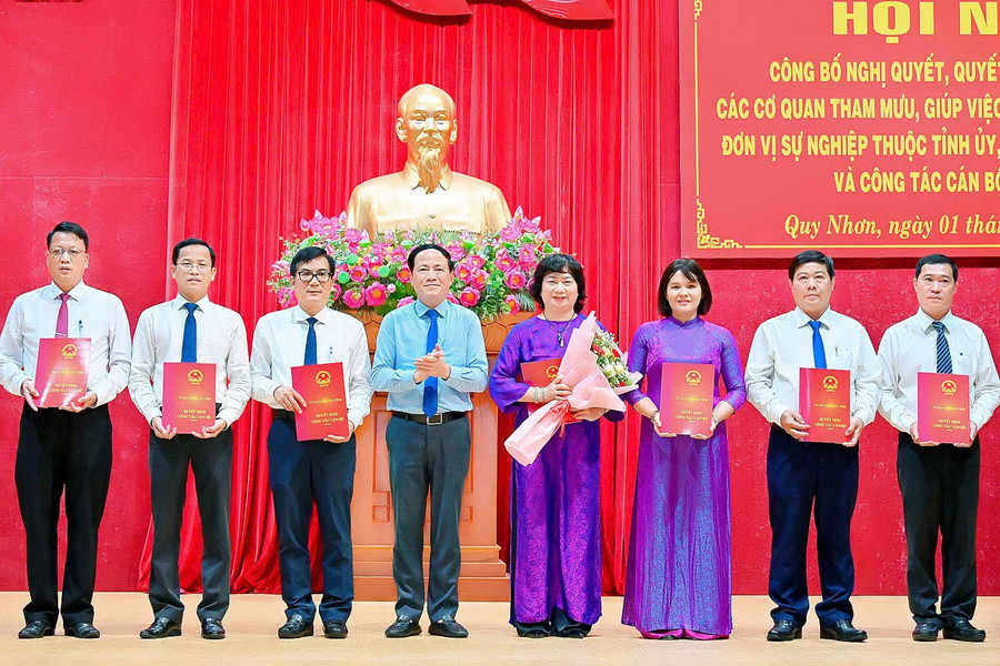 Đồng chí Phạm Anh Tuấn - Phó Bí thư Tỉnh ủy, Chủ tịch UBND tỉnh, trao quyết định điều động, bổ nhiệm các đồng chí lãnh đạo Sở Nội vụ. Ảnh: Đức Thụy 6.jpg