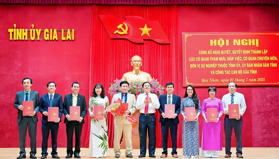 Đồng chí Hồ Quốc Dũng - Bí thư Tỉnh ủy, trao quyết định của Ban Thường vụ Tỉnh ủy về việc bổ nhiệm các đồng chí lãnh đạo Báo và phát thanh, truyền hình Gia Lai. Ảnh: Đức Thụy 2.jpg