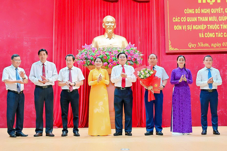 Đồng chí Hồ Quốc Dũng - Bí thư Tỉnh ủy, trao quyết định của Ban Thường vụ Tỉnh ủy về việc thành lập Đảng bộ các cơ quan Đảng tỉnh. Ảnh: Đức Thụy 3.jpg