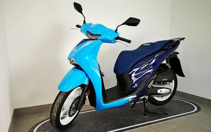 Màu xanh độc đáo của phiên bản Honda SH 40th Anniversary. Ảnh: S.T xe-tay-ga-1-17356163966051268923276-69-0-1349-2048-crop-1735616811443225645516jpg.jpg