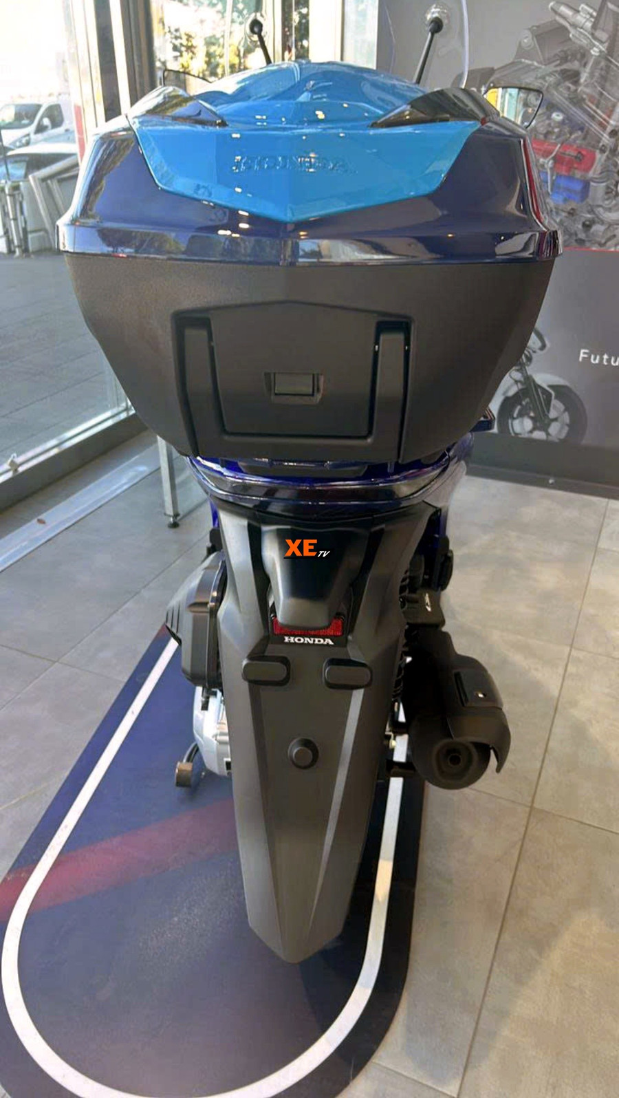 Bộ thùng sau mở điện cũng được sơn phối màu với xe. Ảnh: S.T honda-gioi-thieu-phien-ban-ky-niem-40-nam-dong-xe-sh-mang-ten-sh125i-150i-40th-anniversary-3.jpg