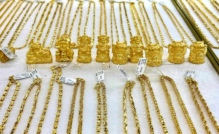Giá vàng trong nước tiếp tục tăng mạnh trong phiên giao dịch cuối tuần. Ảnh: P.V Giá vàng trong nước tiếp tục tăng mạnh trong phiên giao dịch cuối tuần. Ảnh: P.V