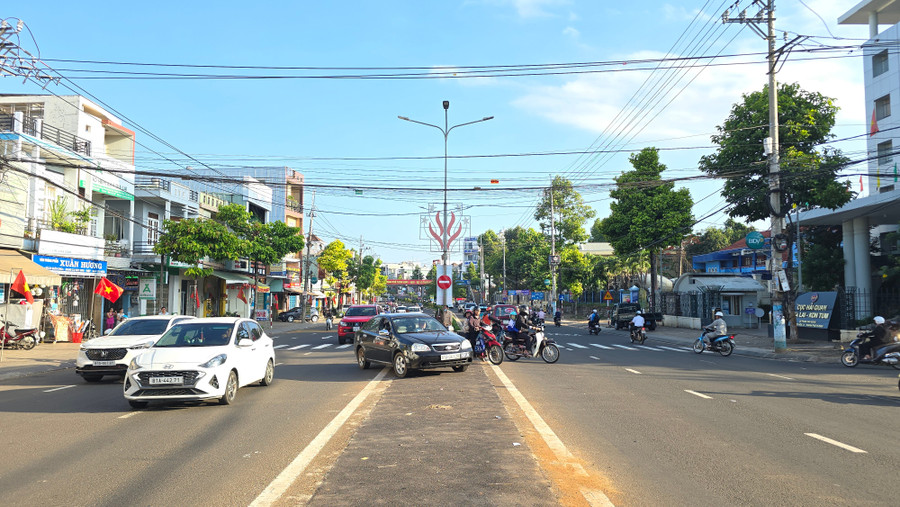 Phân luồng giao thông tại ngã ba Tô Vĩnh Diện-Phạm Văn Đồng giúp di chuyển diễn ra thuận lợi, tránh gây ùn tắc giao thông. Ảnh: Bá Bính anh-2.jpg