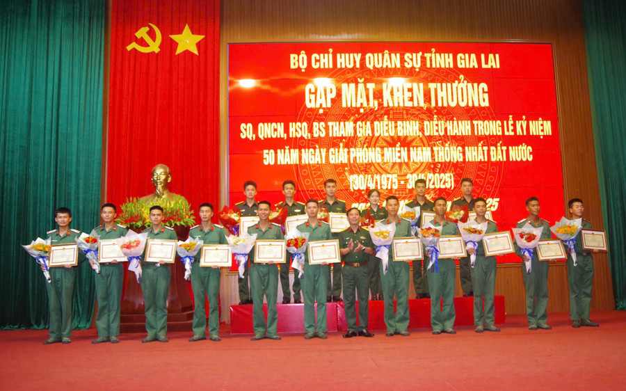 Đại tá Lê Thanh Tùng-Phó Chỉ huy trưởng Bộ CHQS tỉnh, tặng hoa và giấy khen chúc mừng 17 cán bộ, chiến sĩ đã hoàn thành xuất sắc nhiệm vụ. Ảnh: Huy Bắc anh-4.jpg