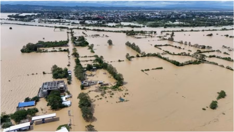 Nhiều khu vực của Philippines vẫn còn chìm trong nước lũ của cơn bão Trami. Ảnh: NEW.AZ