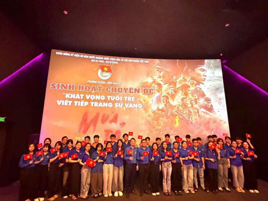 Đoàn viên thanh niên cùng nhau đi xem phim "Mưa đỏ", tổ chức sinh hoạt chuyên đề nhằm giáo dục truyền thống cách mạng, tinh thần yêu nước. Ảnh: P.V 6c47ec01-6b76-4e4e-80d5-ec3290577fd9.jpg