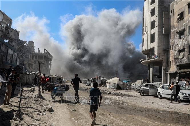 Khói bốc lên sau vụ không kích của Israel xuống thành phố Gaza, ngày 8/9/2025. Ảnh: THX/TTXVN gaza-200925.jpg