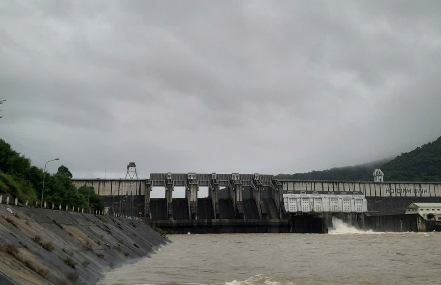 Hồ Định Bình điều tiết nước về hạ du trong ngày 28-10. Ảnh: Trọng Lợi image-2.jpg