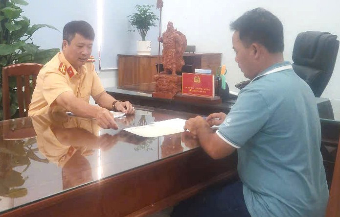 Tài xế 14 lần vi phạm tốc độ bị xử phạt và được giáo dục cá biệt. Ảnh: Minh Ngọc lanh-dao-phong-csgt-giao-duc-ca-biet-voi-tai-xe-14-lan-vi-pham-toc-do.jpg