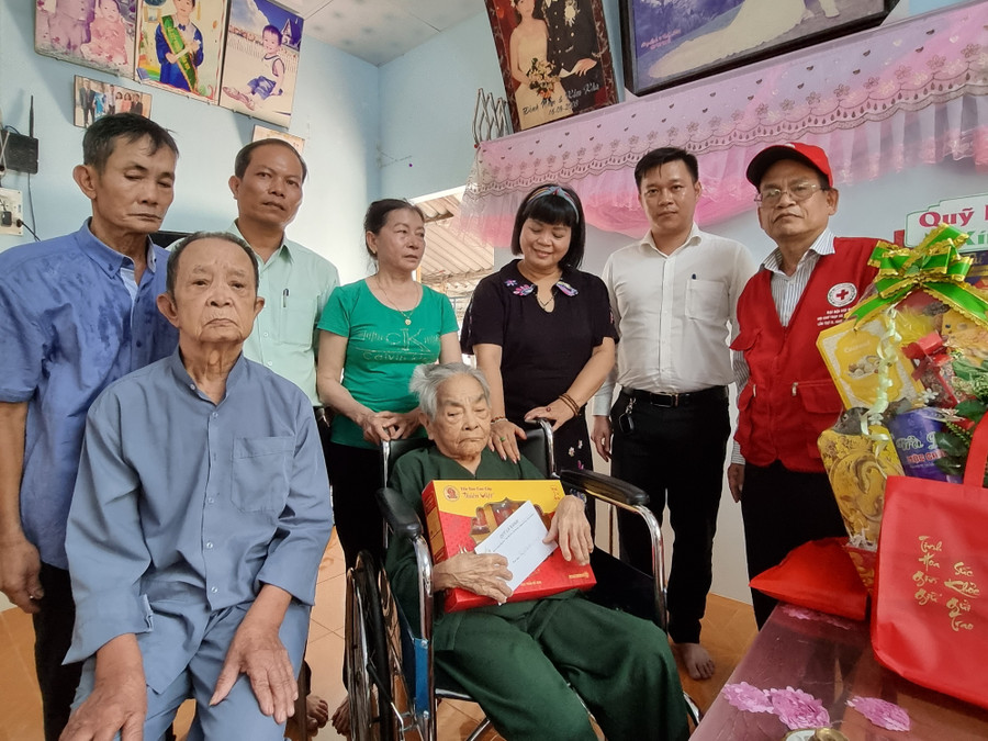 Quang cảnh lễ nhận phụng dưỡng Mẹ Việt Nam Anh hùng Nguyễn Thị Mai ở phường Hoài Nhơn Bắc, tỉnh Gia Lai. Ảnh: Công Năng 20250715-104345.jpg