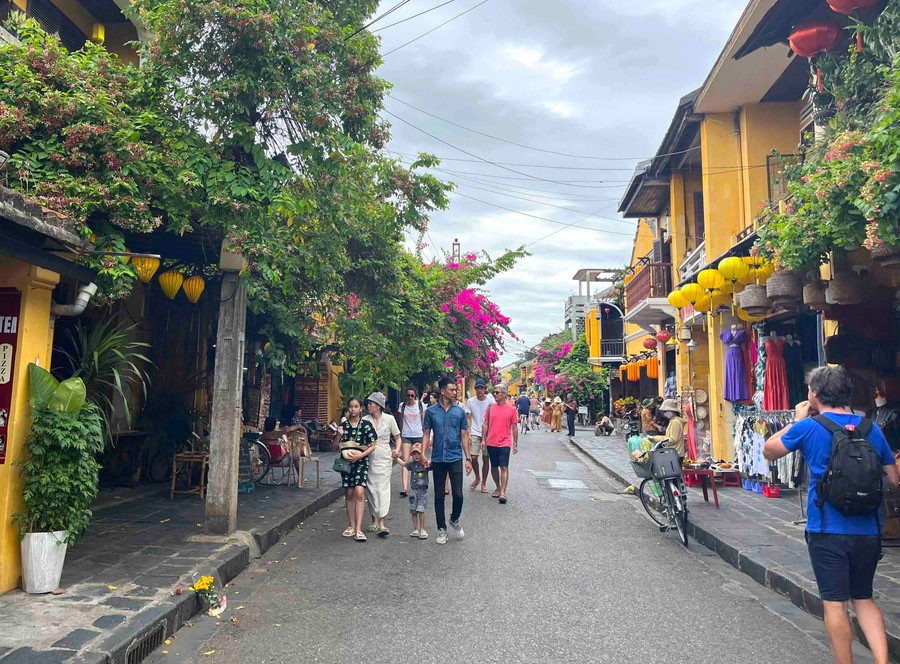 Dạo bộ là cách để du khách cảm nhận được rõ nhất vẻ đẹp của Hội An. Ảnh: P.V img-7767.jpg