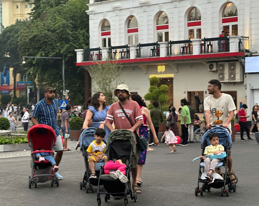 Число иностранных туристов во Вьетнаме в 2025 году значительно возрастёт. Фото: П.В. khach-quoc-te-tham-quan-viet-nam.jpg