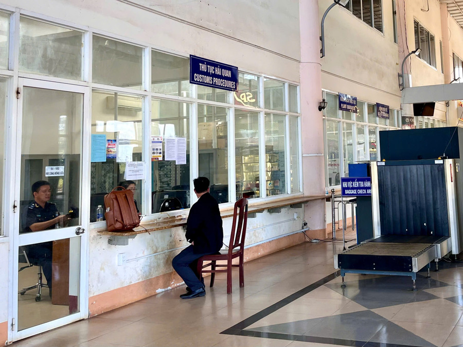 ប្រជាជនធ្វើនីតិវិធីនៅច្រកទ្វារព្រំដែនអន្តរជាតិ Le Thanh (Gia Lai)។ រូបថត៖ Hoang Hoai thu-tuc-hai-quan-cua-khau-quoc-te-le-thanh.jpg